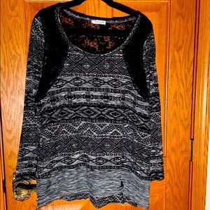 Lace insert at sleeves & back yoke